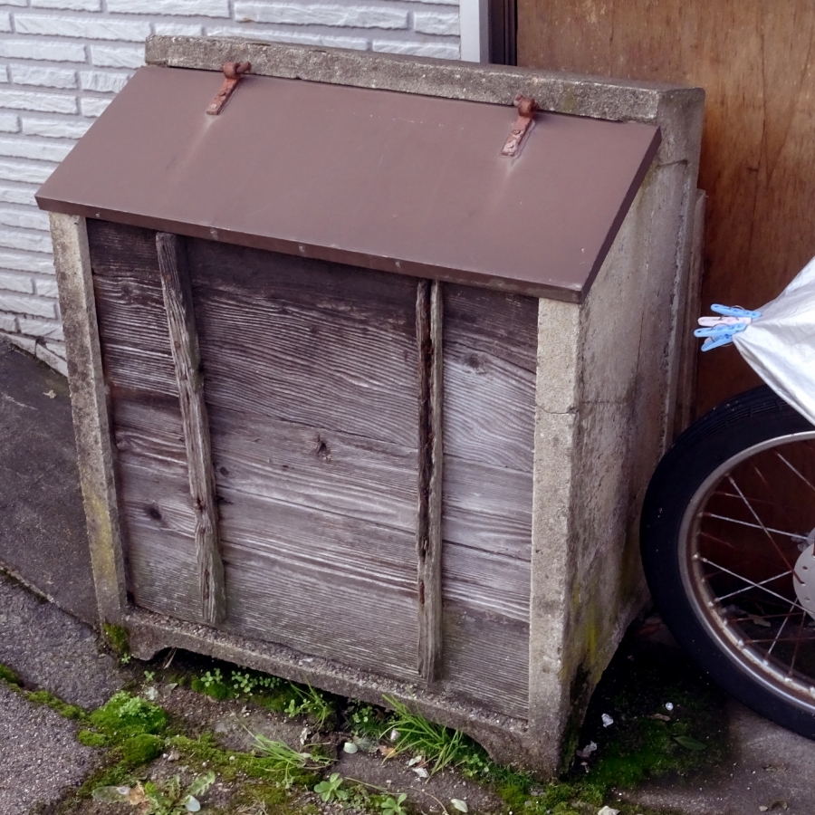 創業当時に広く使われていたコンクリート製ごみ箱
